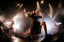 BAND-MAID「初One-manお給仕 Tour 2017」東京キネマ倶楽部公演の様子（撮影：Shingo Tamai）