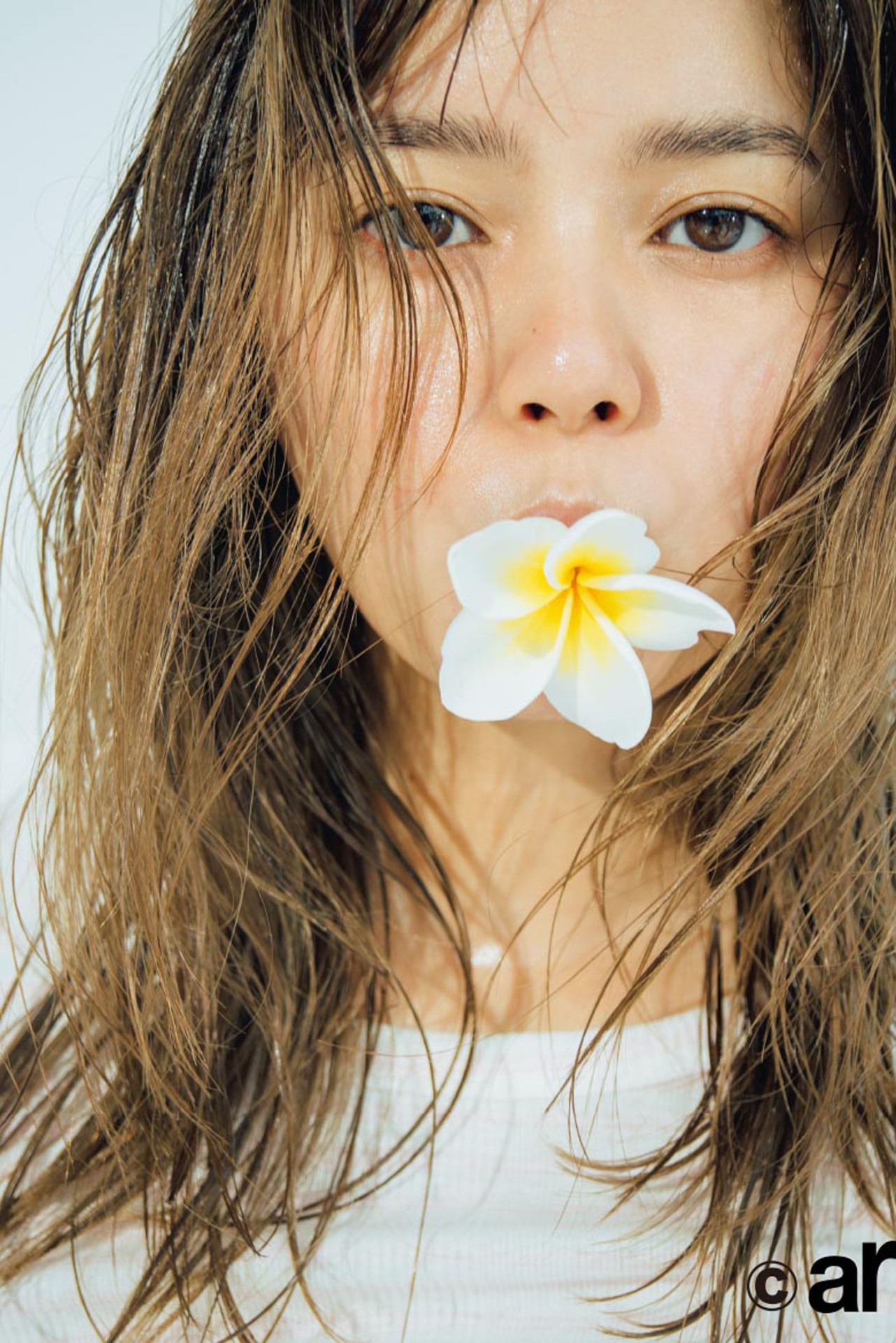 人気画像10位は「『ar』最新号で堀未央奈が“上品肌見せ”、今泉佑唯＆上村莉菜はうさぎ女子に」より、岸本セシル。