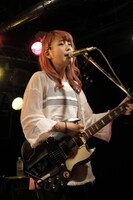 北澤ゆうほ（G, Vo）（撮影：西田航［WATAROCK］、河邉有実莉［WATAROCK］）