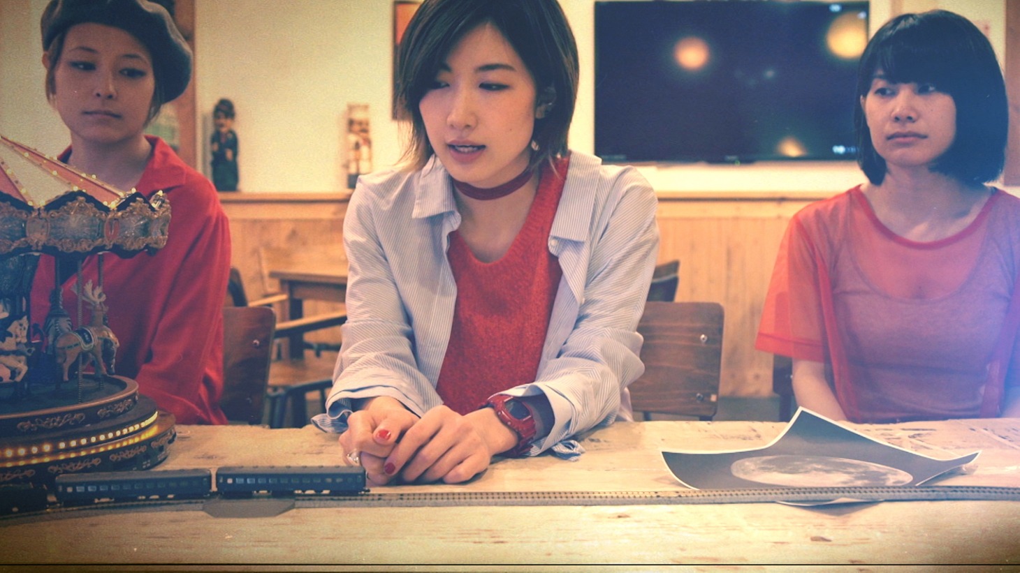 tricot「メロンソーダ」MVのワンシーン。