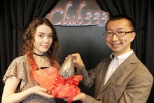 安田レイと寺井広樹氏。