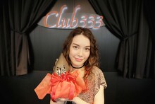 涙型のトロフィーを手にする安田レイ。