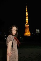 安田レイ。うしろは東京タワー。
