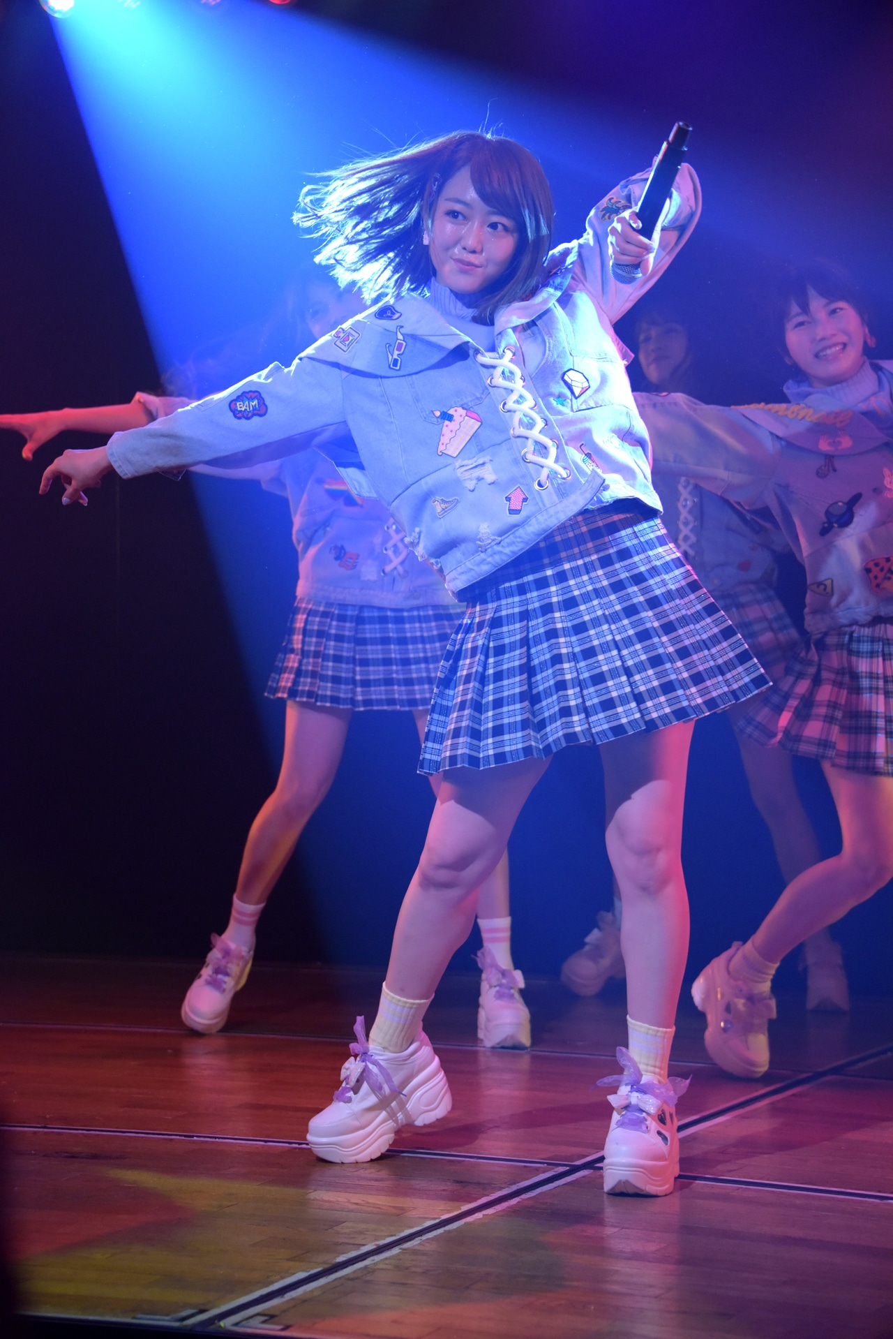 激しくダンスする峯岸みなみ。