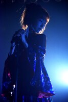 「コイントス」を歌う柏木由紀。