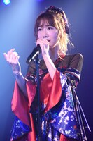 和装で「コイントス」を歌う柏木由紀。