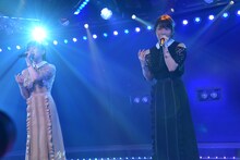 「過ち」をデュエットする岡田奈々（左）と横山由依（右）。