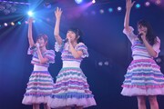 左から、「バケット」を歌う込山榛香、向井地美音、入山杏奈。
