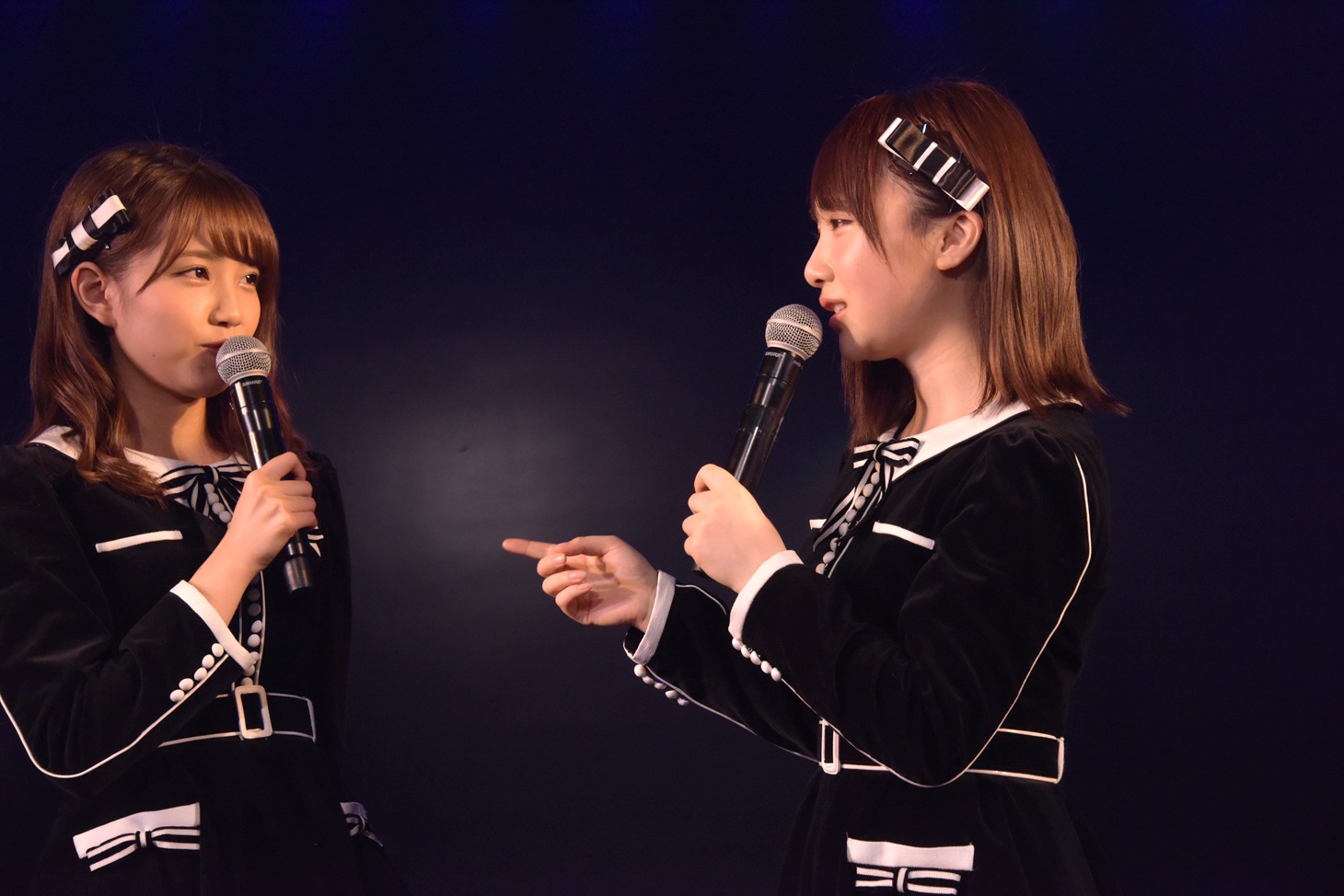 公演中、加藤玲奈（左）に目を奪われてしまうと話す高橋朱里（右）。