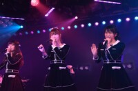 左から武藤十夢、柏木由紀、横山由依。