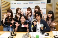 Little Glee Monsterと安岡優、村上てつや（ゴスペラーズ）。