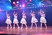 左から、「すべては途中経過」を歌う川本紗矢、小嶋真子、高橋朱里、加藤玲奈、佐々木優佳里。
