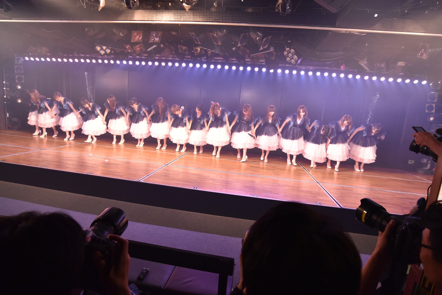 1列に並んで挨拶するAKB48。