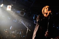 内村友美（Vo）（撮影：水島キノコ）