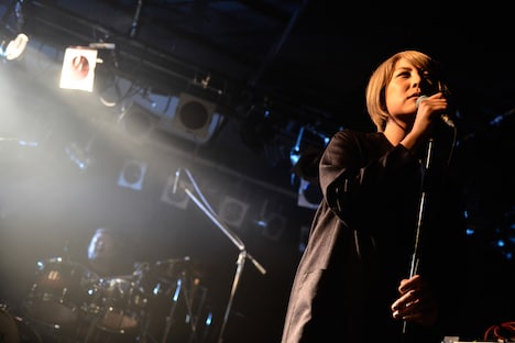 内村友美（Vo）（撮影：水島キノコ）