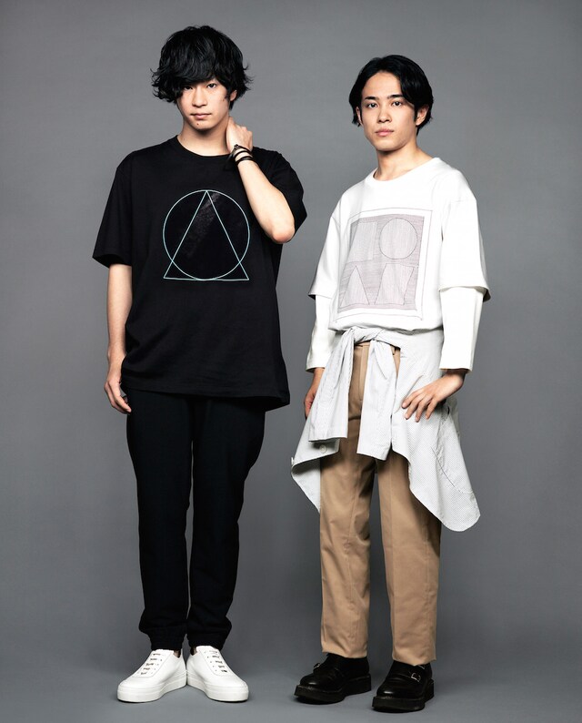 SPRZ NYのTシャツを着用した三原健司（Vo, G）と三原康司（B, Vo）。
