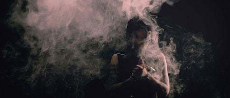 lynch.「TRIGGER feat. J」MVのワンシーン。