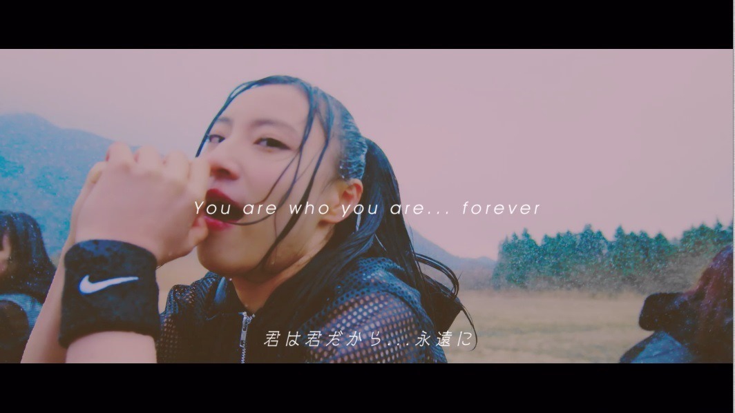 PassCode「bite the bullet」ミュージックビデオのワンシーン。