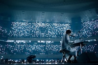 “小島”で弾き語りする野田洋次郎。（photo by Takeshi Yao）