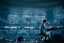 “小島”で弾き語りする野田洋次郎。（photo by Takeshi Yao）