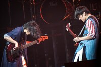 ライブハウスのような近さで向かい合って演奏する武田祐介（左）と桑原彰（右）。（photo by Takeshi Yao）