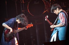 ライブハウスのような近さで向かい合って演奏する武田祐介（左）と桑原彰（右）。（photo by Takeshi Yao）