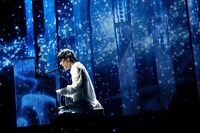 LEDを使った華やかな映像演出。（photo by Takeshi Yao）