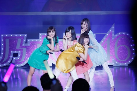 「偶然を言い訳にして」のパフォーマンスの様子。