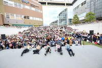 M!LKのライブの様子。（撮影：笹森健一）