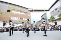 M!LKのライブの様子。（撮影：笹森健一）