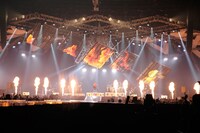 ド派手な演出も観客を魅了した「T.M.R. LIVE REVOLUTION'17 -20th Anniversary FINAL-」の様子。