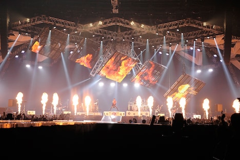 ド派手な演出も観客を魅了した「T.M.R. LIVE REVOLUTION'17 -20th Anniversary FINAL-」の様子。