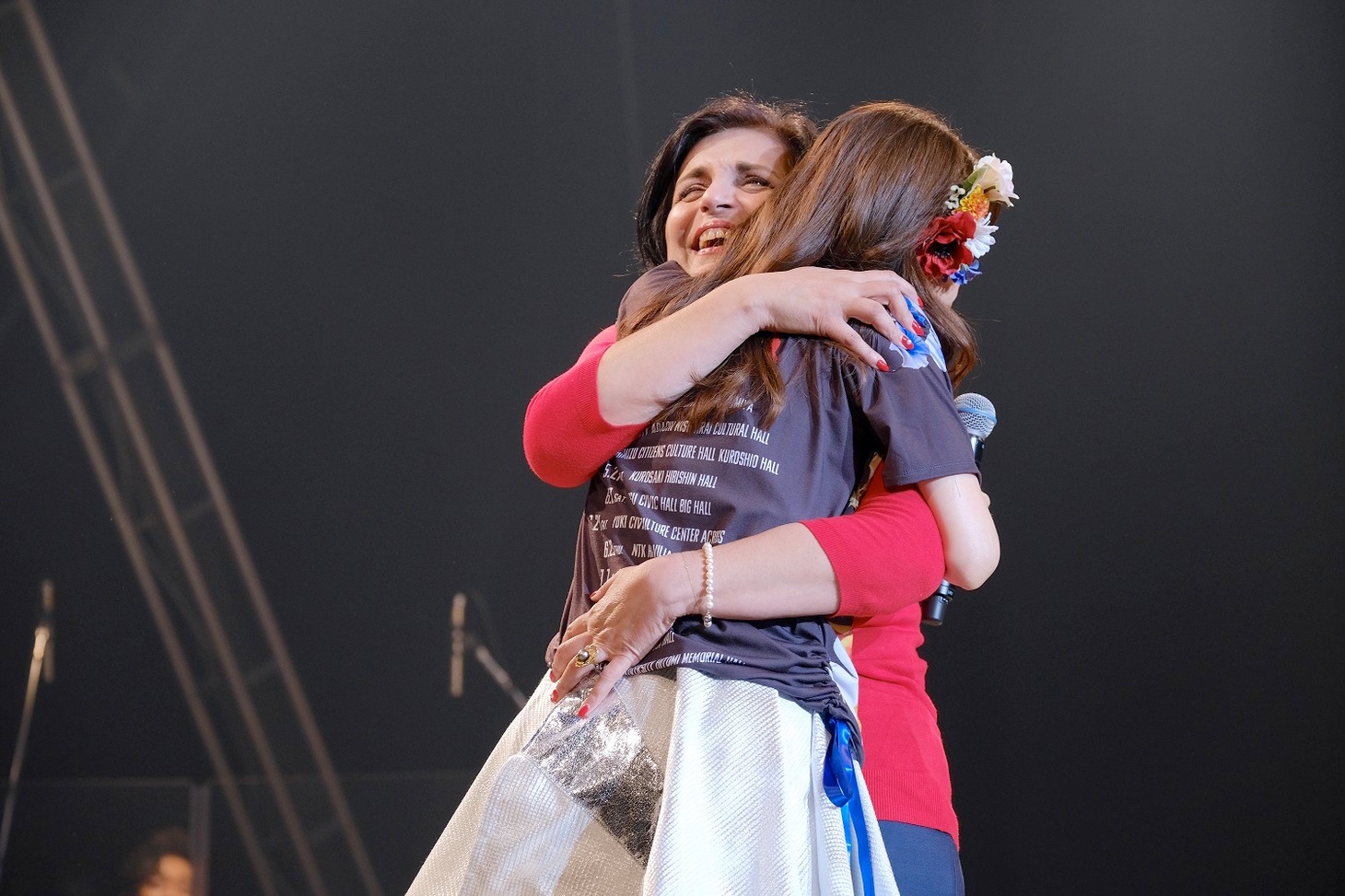 母親のホマさんと抱き合うMay J.。 （写真提供：エイベックス）
