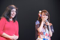 ホマさん（左）と号泣するMay J.（右）。 （写真提供：エイベックス）