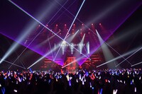 「Secret Answer」歌唱時の様子。（撮影：小松陽祐［ODD JOB］、岡本麻衣、小境勝巳）