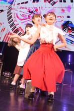 まねきケチャ「まねきケチャ全国ツアー2017 まねかれジャパンー東京・FINALー」東京・赤坂BLITZ公演の様子。