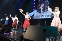 「キミが笑えば」を披露するまねきケチャ。