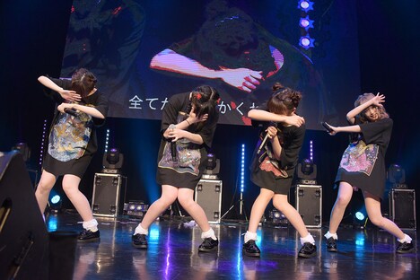 アンコールで「モンスターとケチャ」を披露するまねきケチャ。