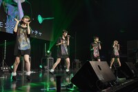 アンコールで「モンスターとケチャ」を披露するまねきケチャ。