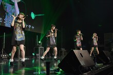 アンコールで「モンスターとケチャ」を披露するまねきケチャ。