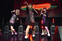 アンコールで「モンスターとケチャ」を披露するまねきケチャ。