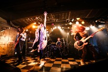 LAZYgunsBRISKY「NO BUTS. Tour 2017」東京・新宿LOFT公演の様子。（Photo by kazuki）