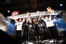 LAZYgunsBRISKY「NO BUTS. Tour 2017」東京・新宿LOFT公演の様子。（Photo by kazuki）