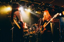 LAZYgunsBRISKY「NO BUTS. Tour 2017」東京・新宿LOFT公演の様子。（Photo by kazuki）