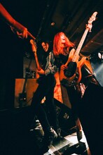 LAZYgunsBRISKY「NO BUTS. Tour 2017」東京・新宿LOFT公演の様子。（Photo by kazuki）