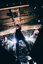 LAZYgunsBRISKY「NO BUTS. Tour 2017」東京・新宿LOFT公演の様子。（Photo by kazuki）