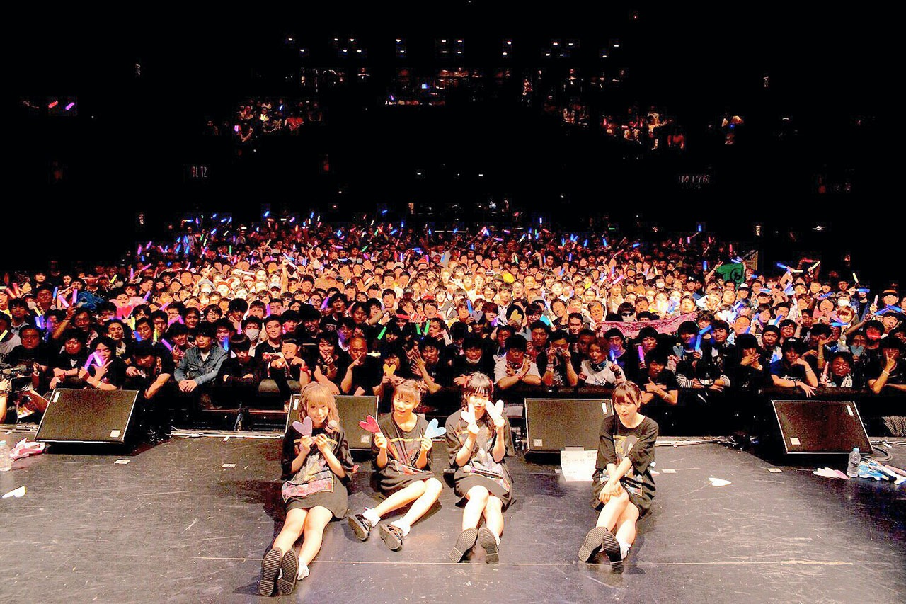 まねきケチャ「まねきケチャ全国ツアー2017 まねかれジャパンー東京・FINALー」東京・赤坂BLITZ公演で行われた記念撮影。(c)コレットプロモーション