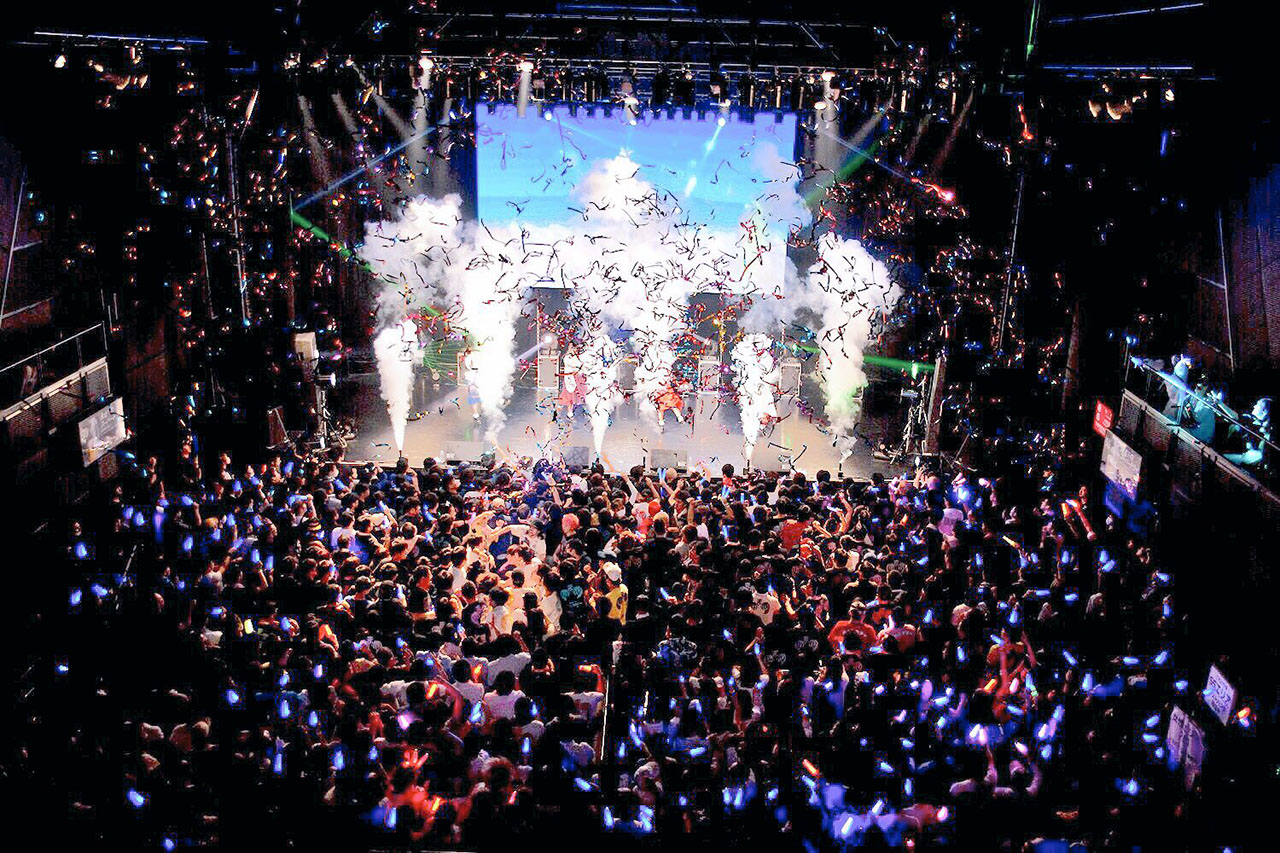まねきケチャ「まねきケチャ全国ツアー2017 まねかれジャパンー東京・FINALー」東京・赤坂BLITZ公演の様子。(c)コレットプロモーション