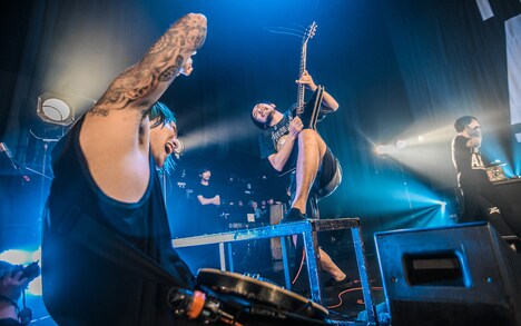 coldrainと猪狩秀平（HEY-SMITH）がコラボする様子。（撮影：ヤマダマサヒロ）