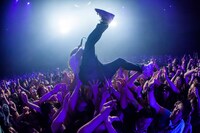 フロアにダイブするJOJI（B, Vo / dustbox）。（Photo by HayachiN）